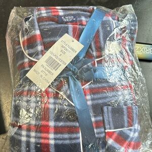 NWT men’s flannel pajamas. Size small.